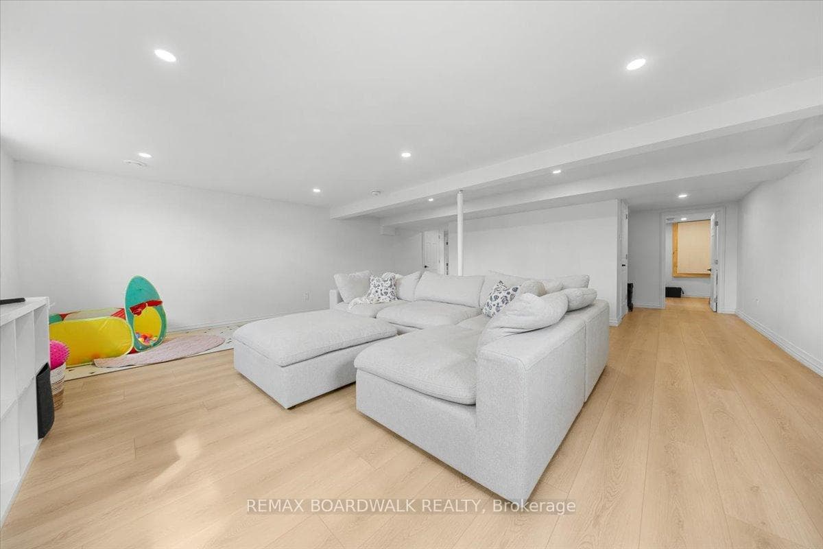 19 Spring Garden Avenue photo 27