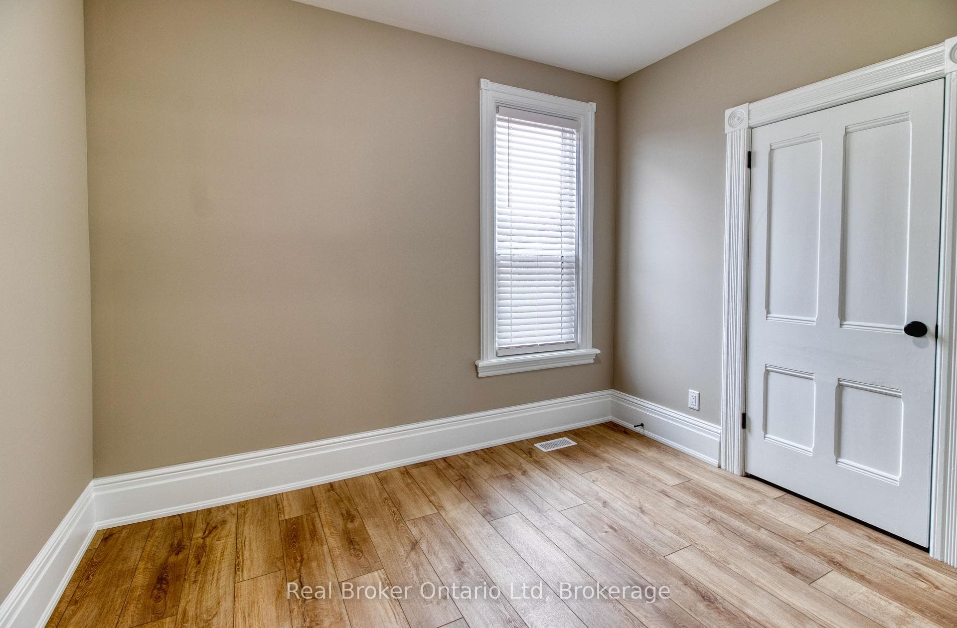 944 5th Avenue photo 27