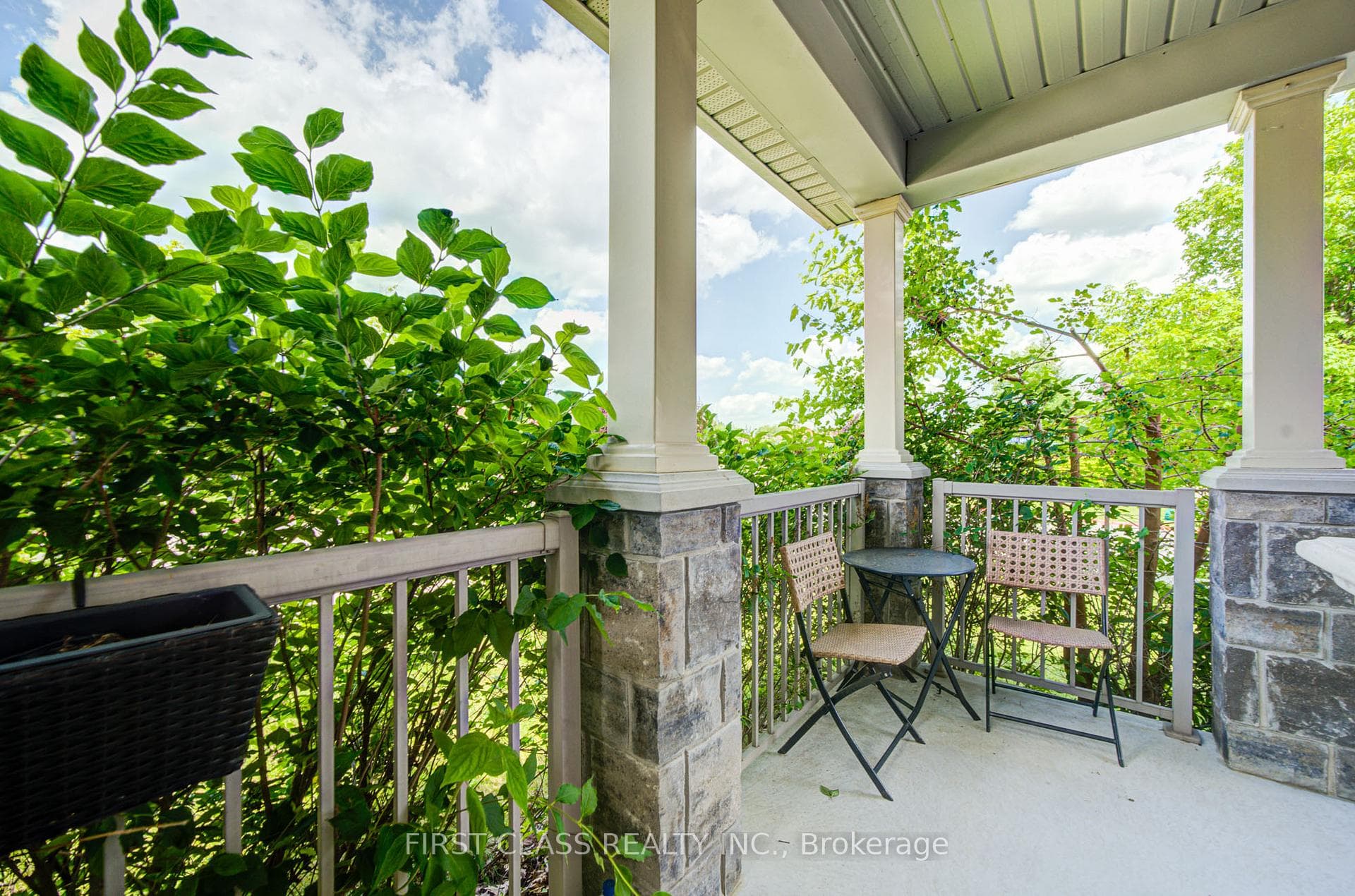 718 Peter Hall Drive photo 3