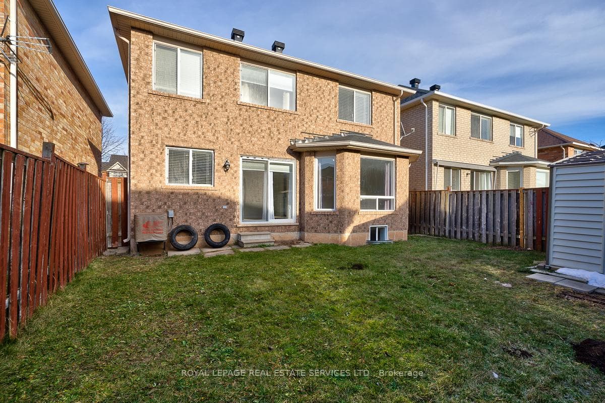 2573 Falkland Crescent photo 24