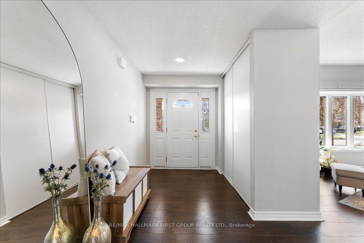 1231 Canborough Crescent photo 3