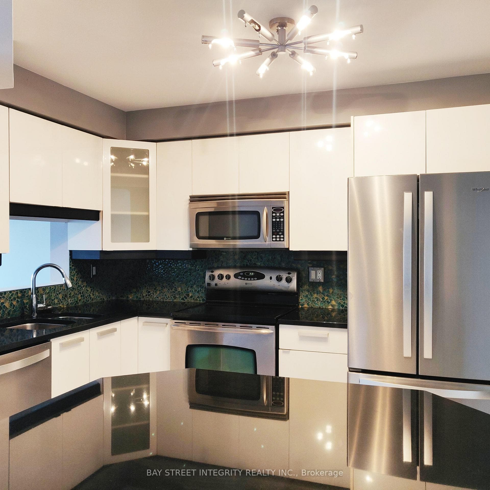 2054 Glenhampton Road photo 3