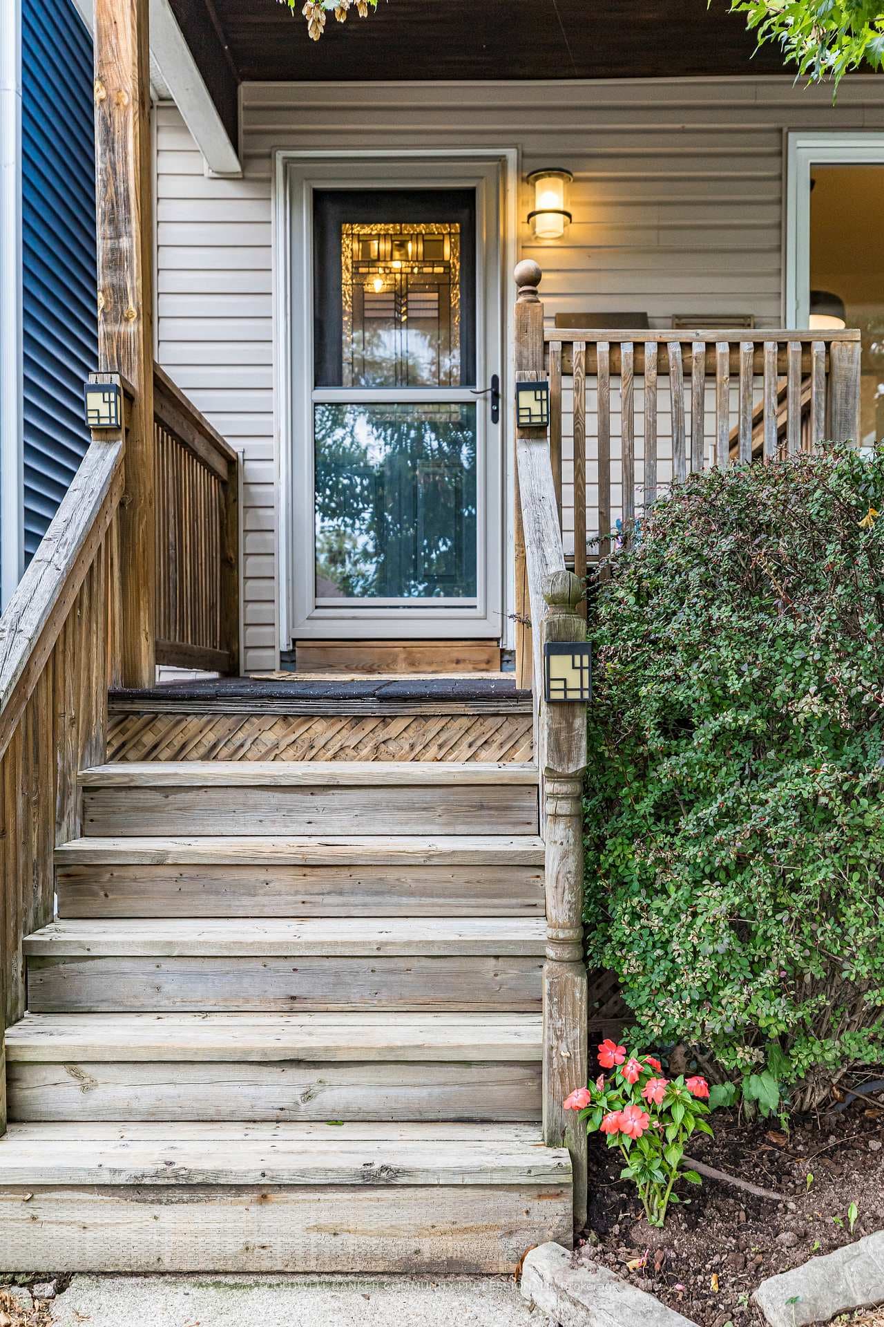 173 Simcoe Street photo 2
