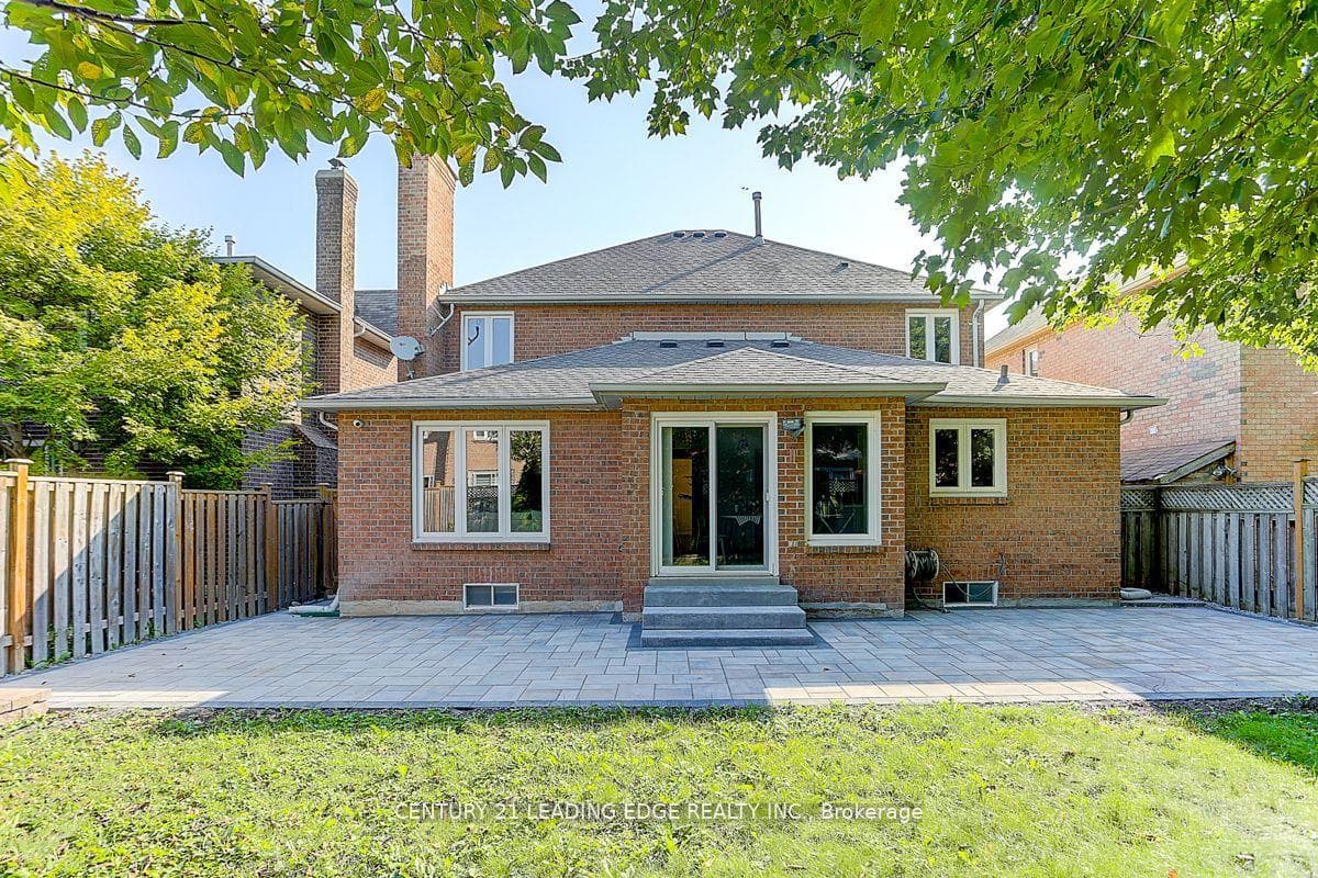 8 Ashdown Crescent photo 40