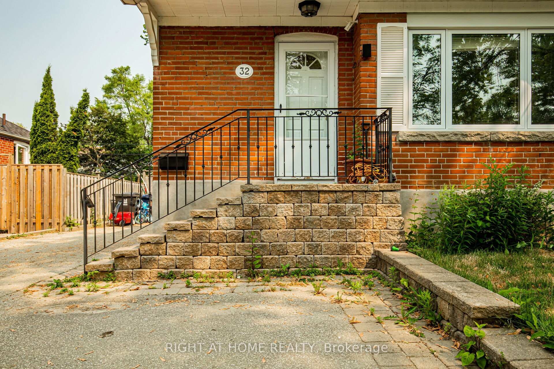 32 Florens Avenue photo 4