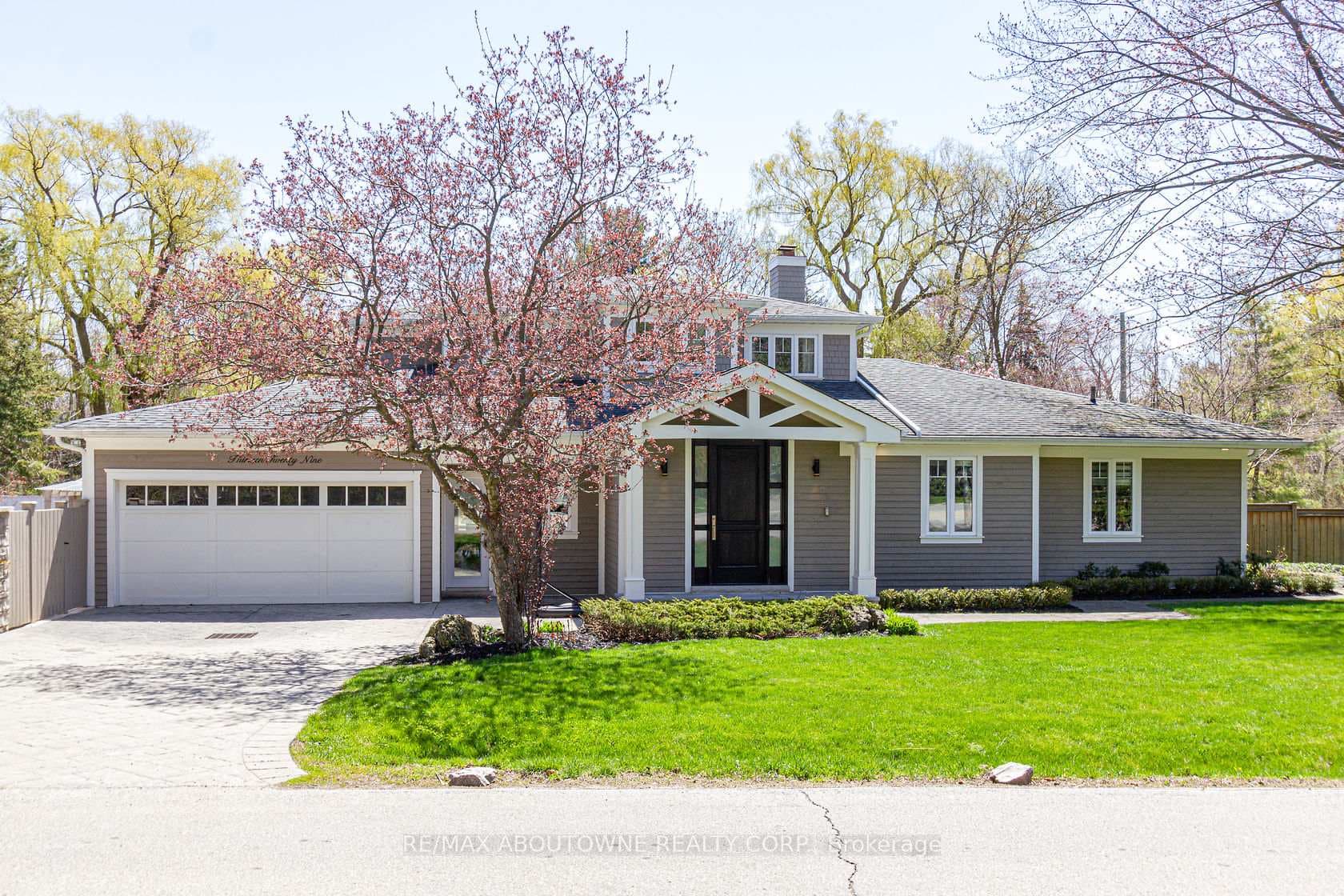 1329 Cumnock Crescent photo 1