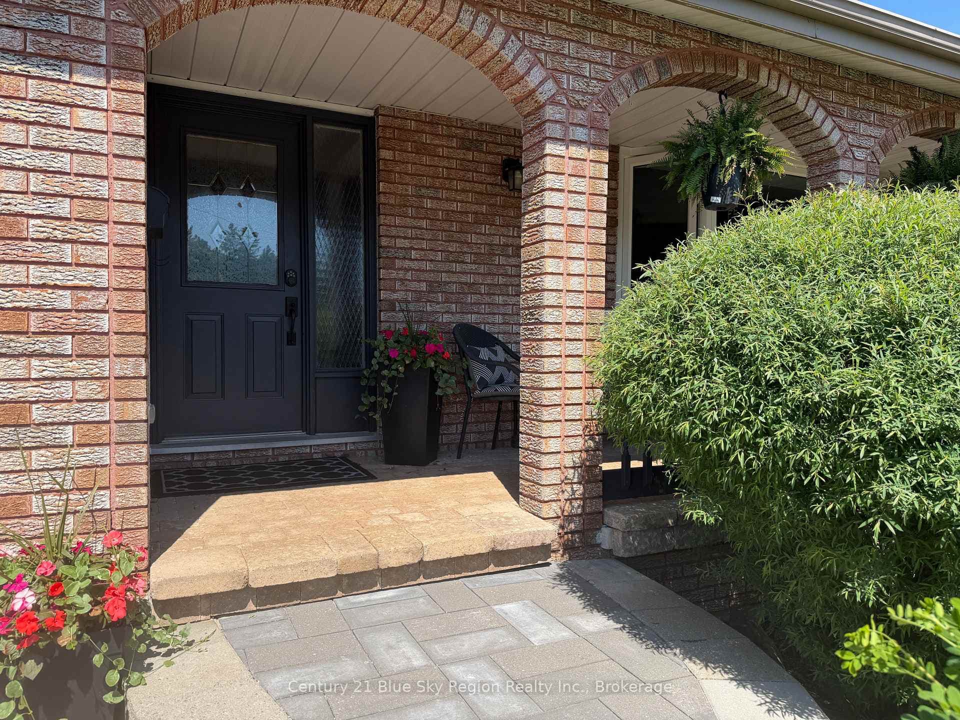 790 LAURENTIAN Avenue photo 5
