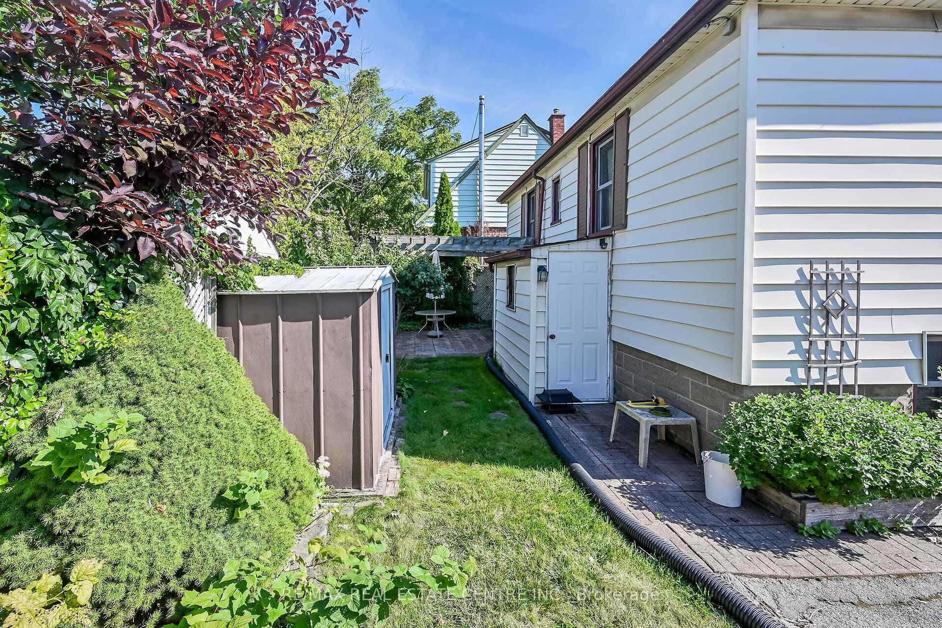 894 Garth Street photo 33