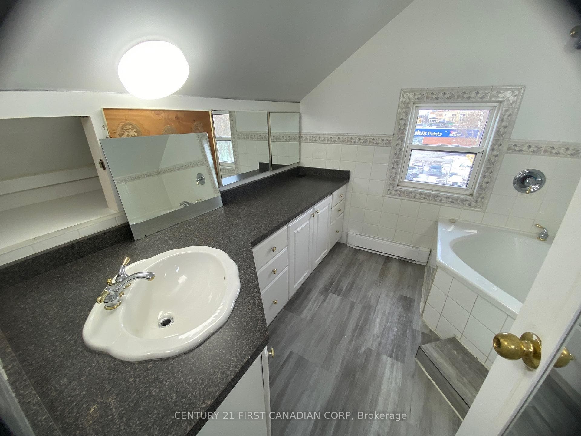 190 WELLINGTON Street Unit UPPER photo 8