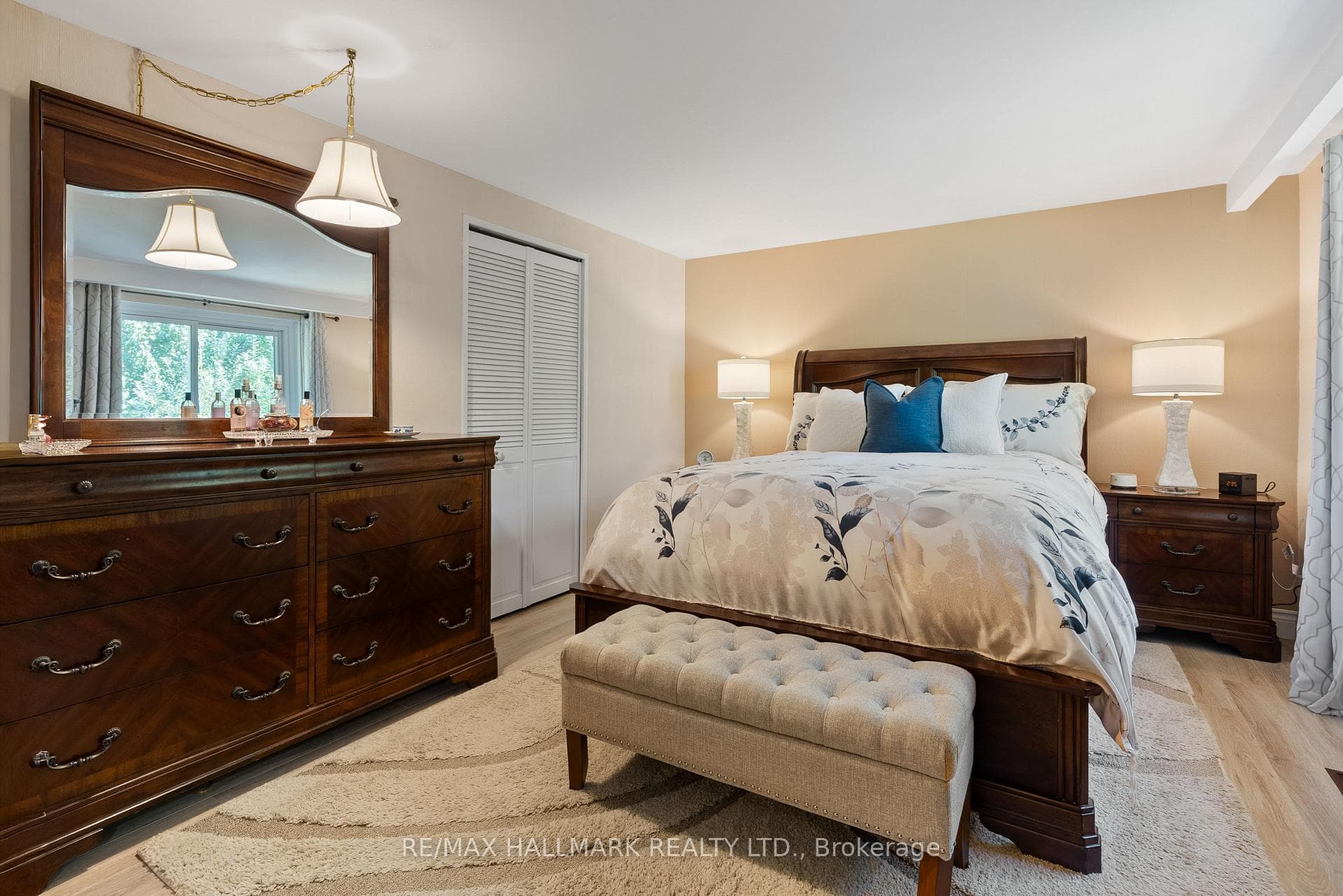 Primary with laminate & closet organizers