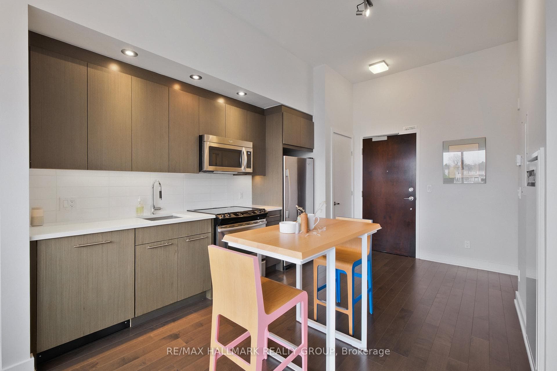 Kitchen / Eat-in Area