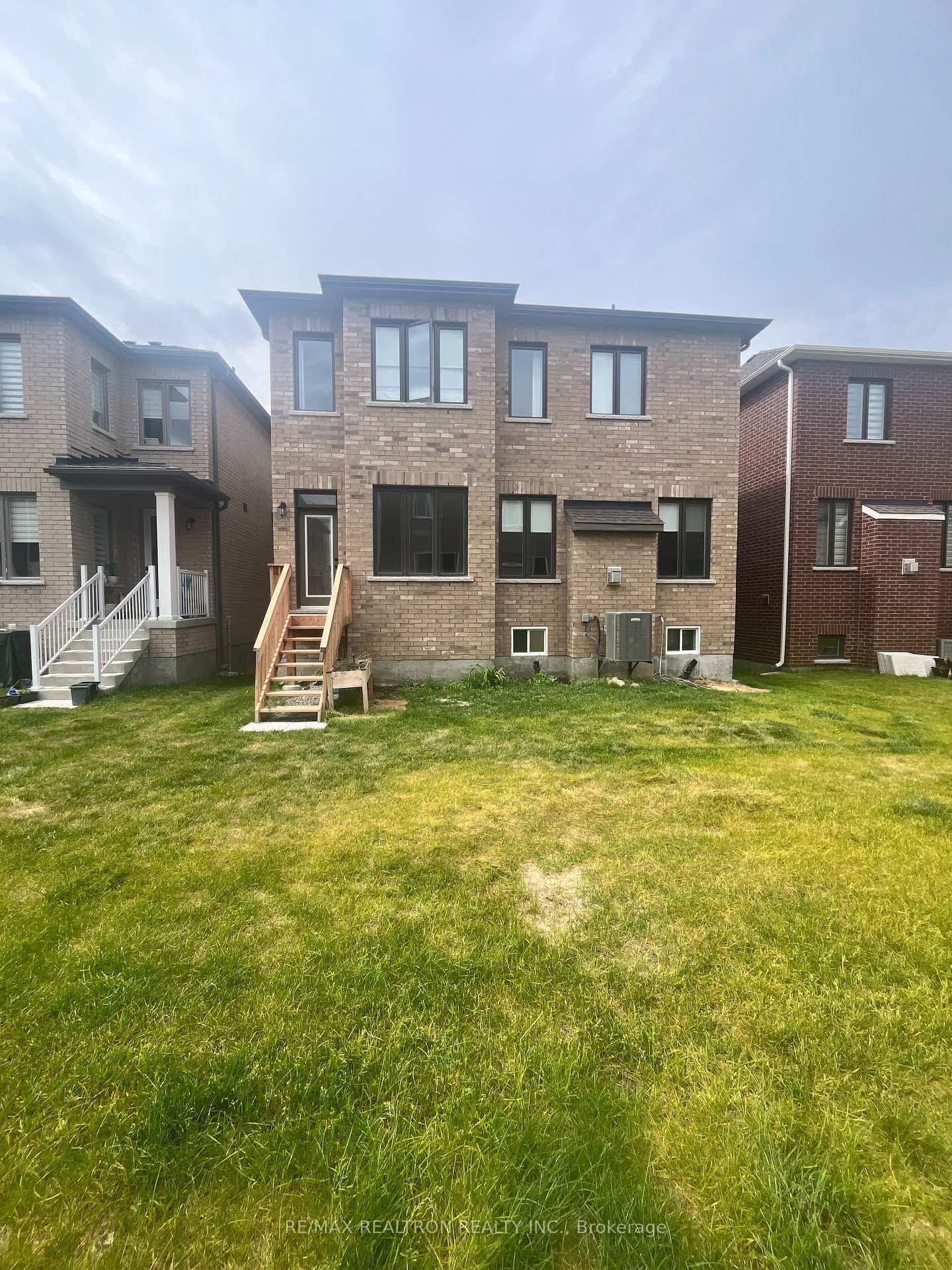 669 Newlove Street photo 45