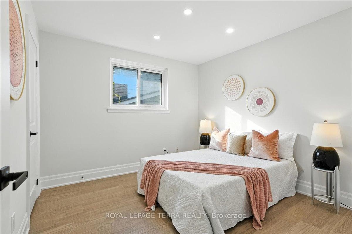 1382 Fundy Street photo 29