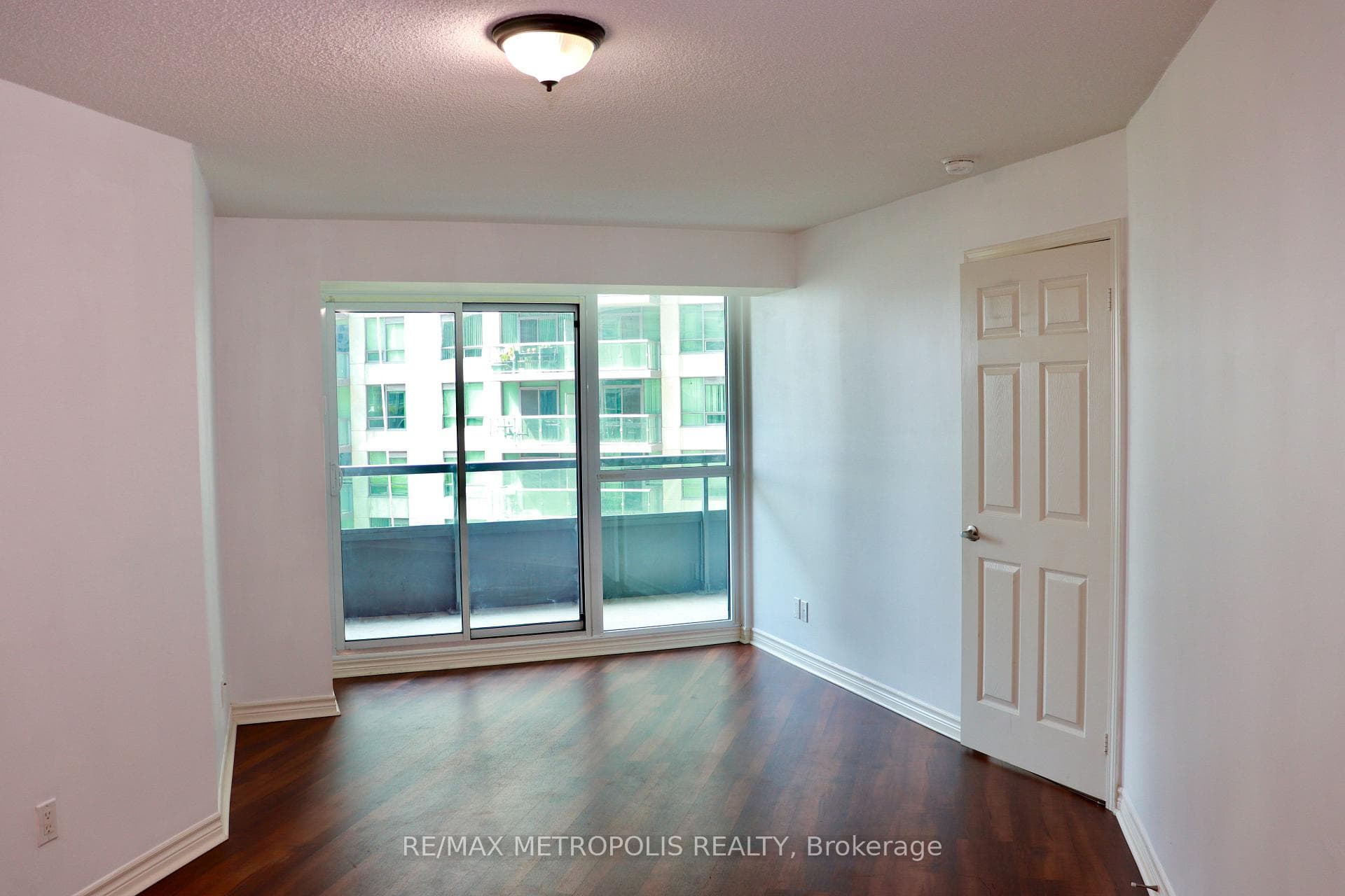19 Grand Trunk Crescent Unit 815 photo 5