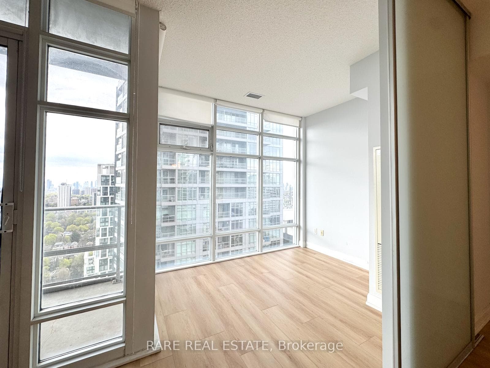 2191 Yonge Street Unit 3304 photo 8