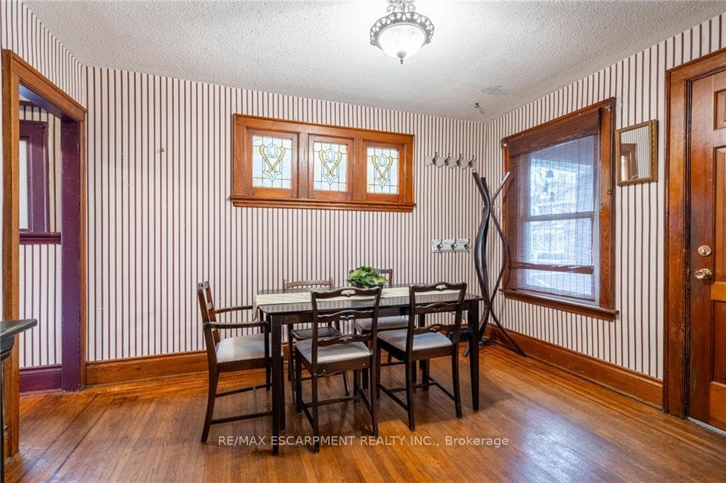 90 Graham Avenue photo 6
