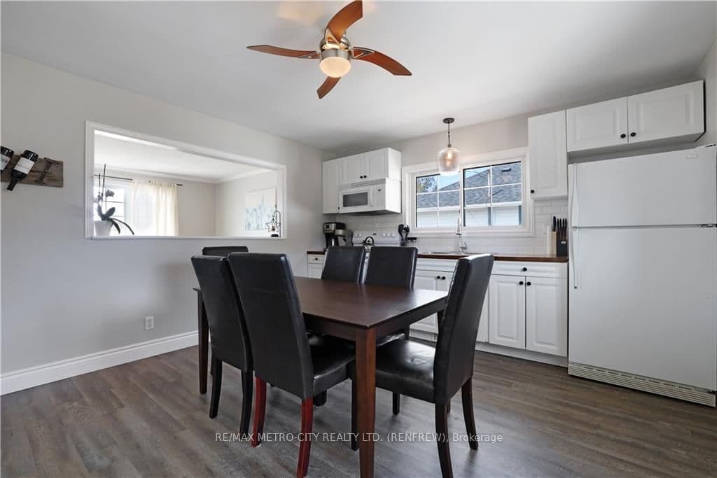 309 MARTIN Street photo 9