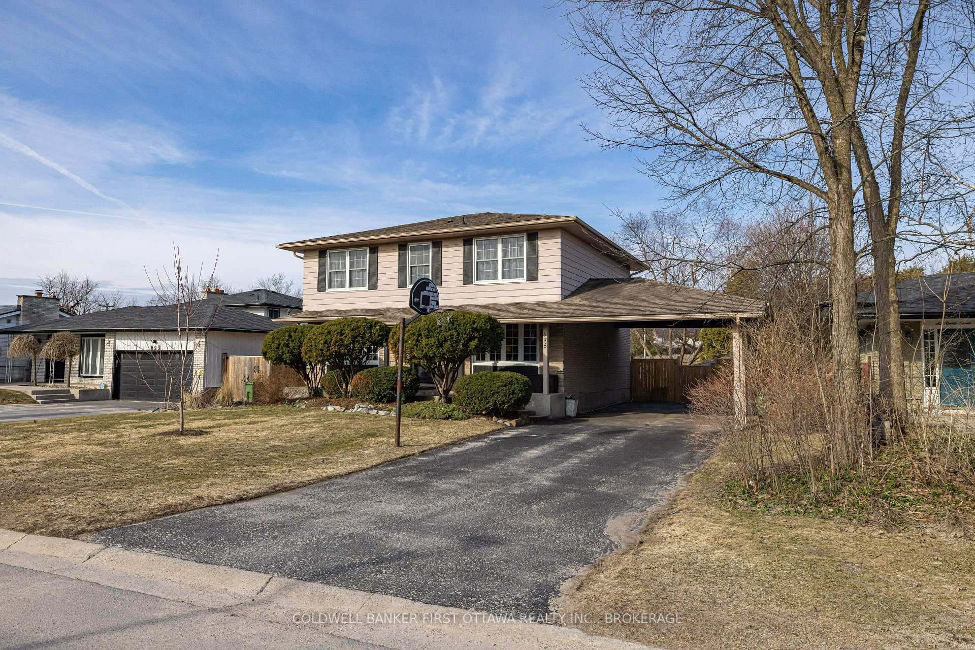 695 Laidlaw Crescent photo 1