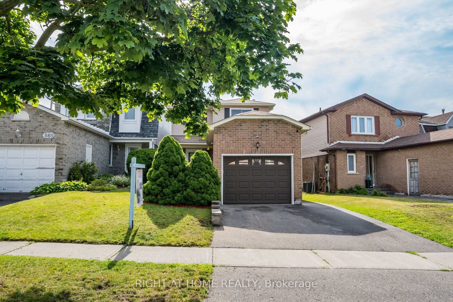 887 Attersley Drive photo 3