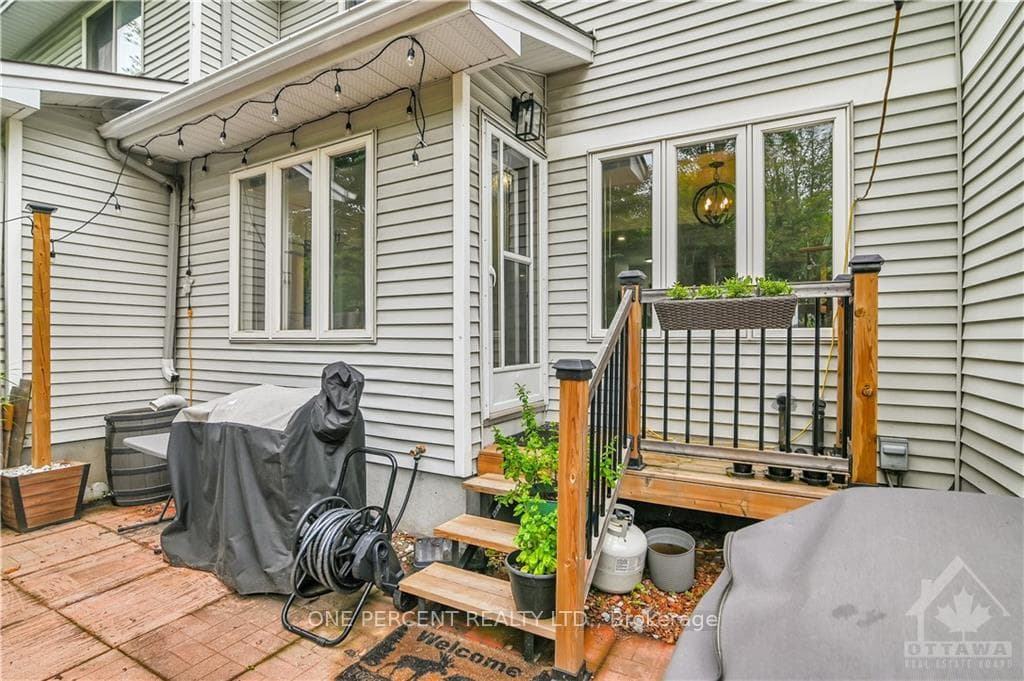 468 LAWLER Crescent photo 27