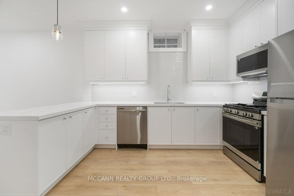 72 Woburn Avenue photo 36