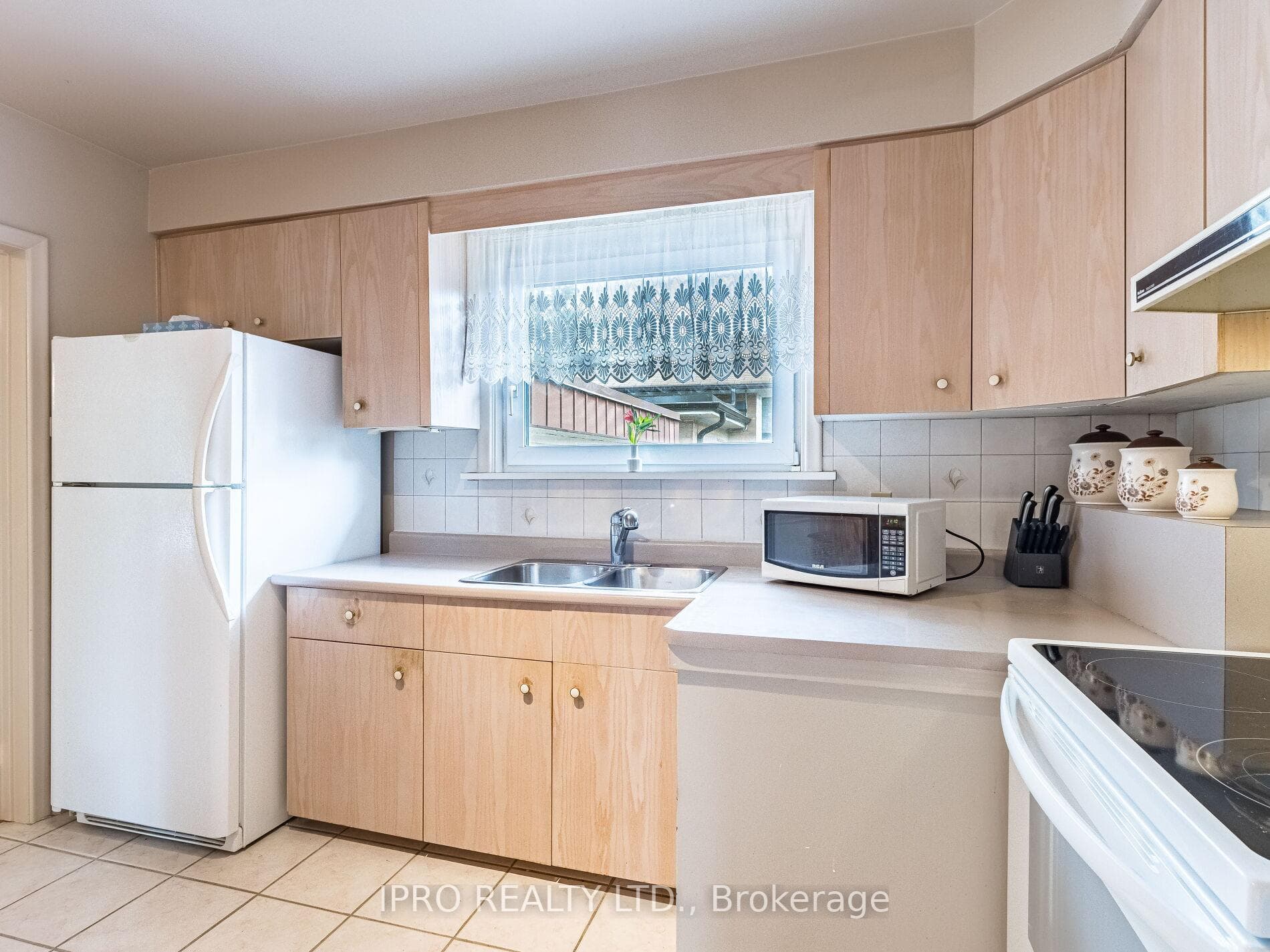 1535 Chalice Crescent photo 18