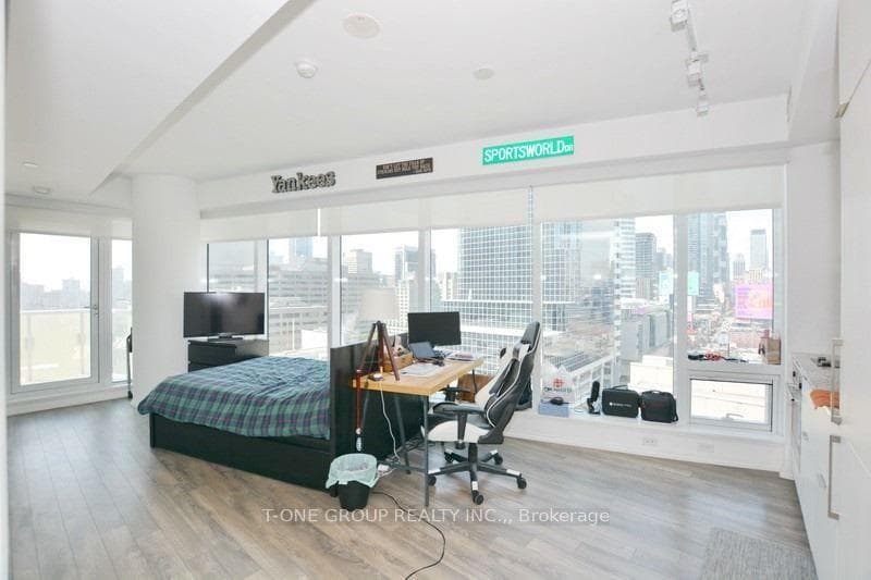 197 Yonge Street Unit 1212 photo 2