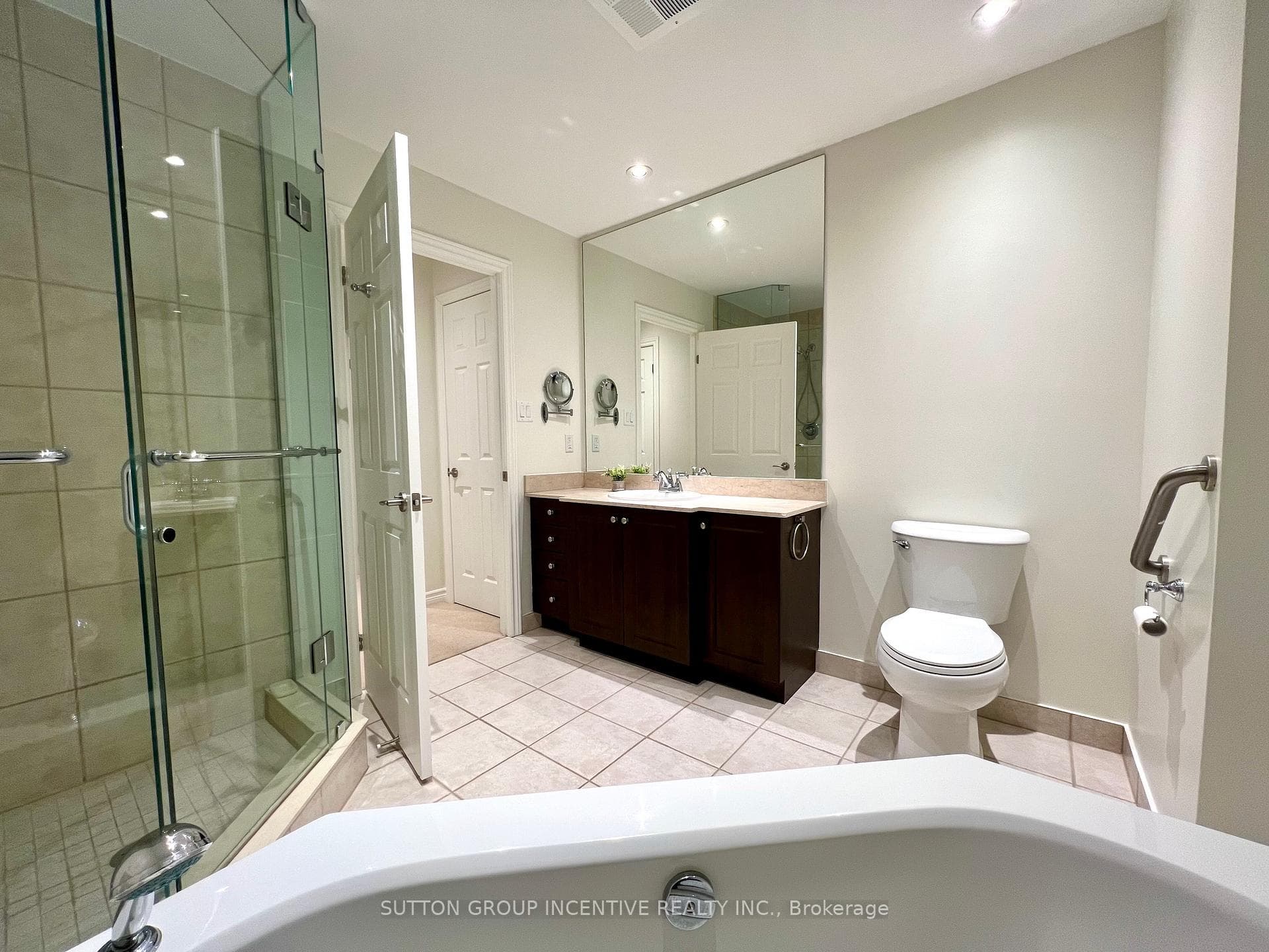 Primary bedroom ensuite