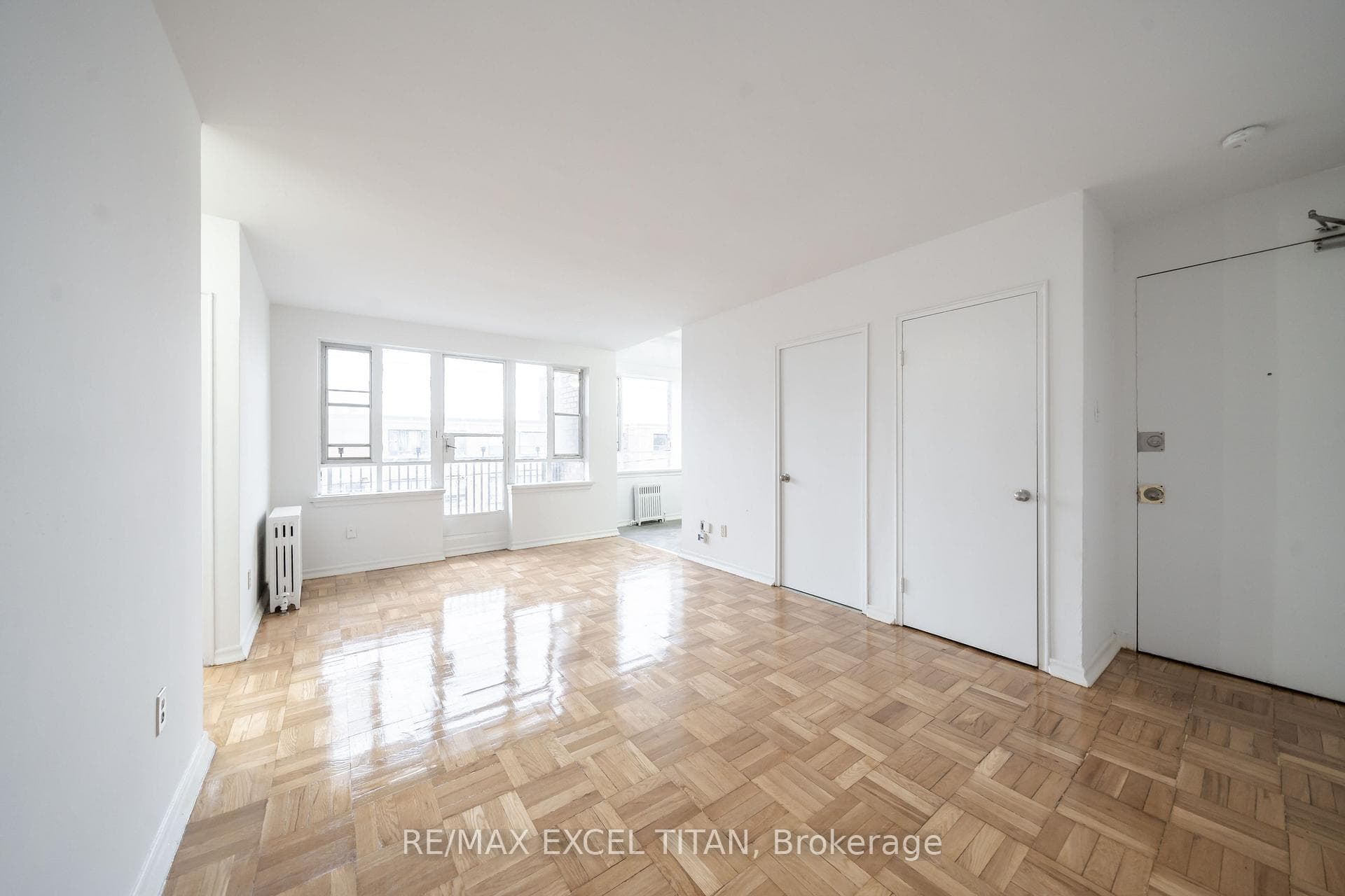 2507 Eglinton Avenue Unit 106 photo 2