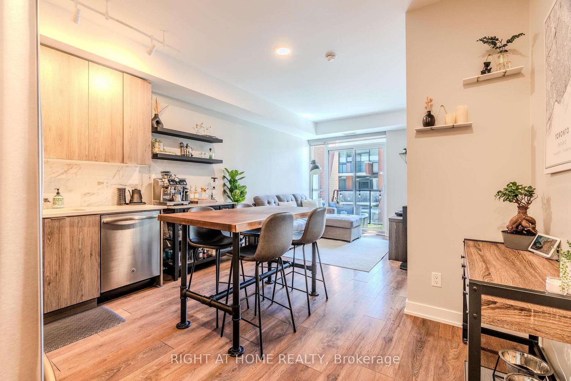 50 Bruyeres Mews Unit 625 photo 6