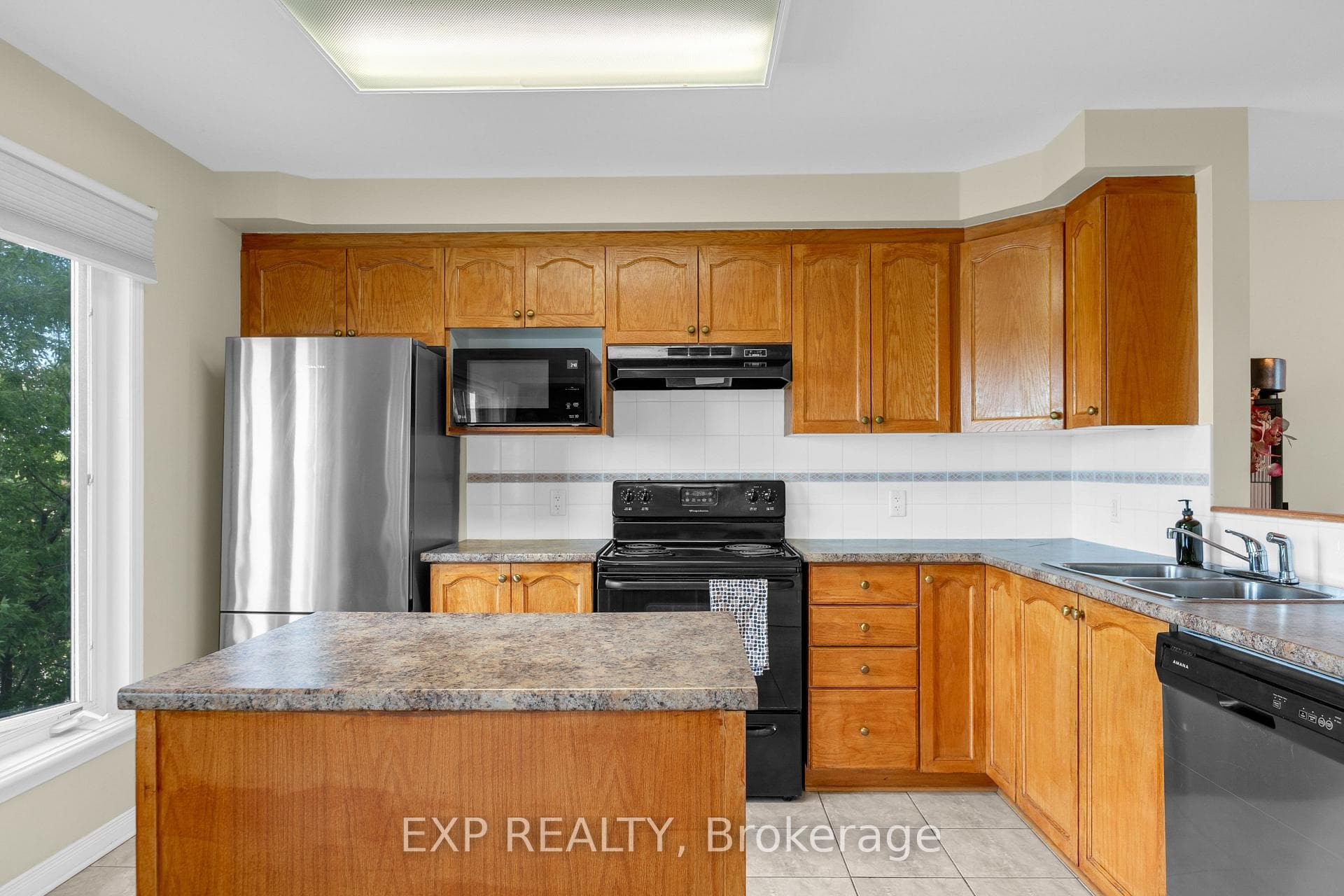 555 REARDON Private photo 21