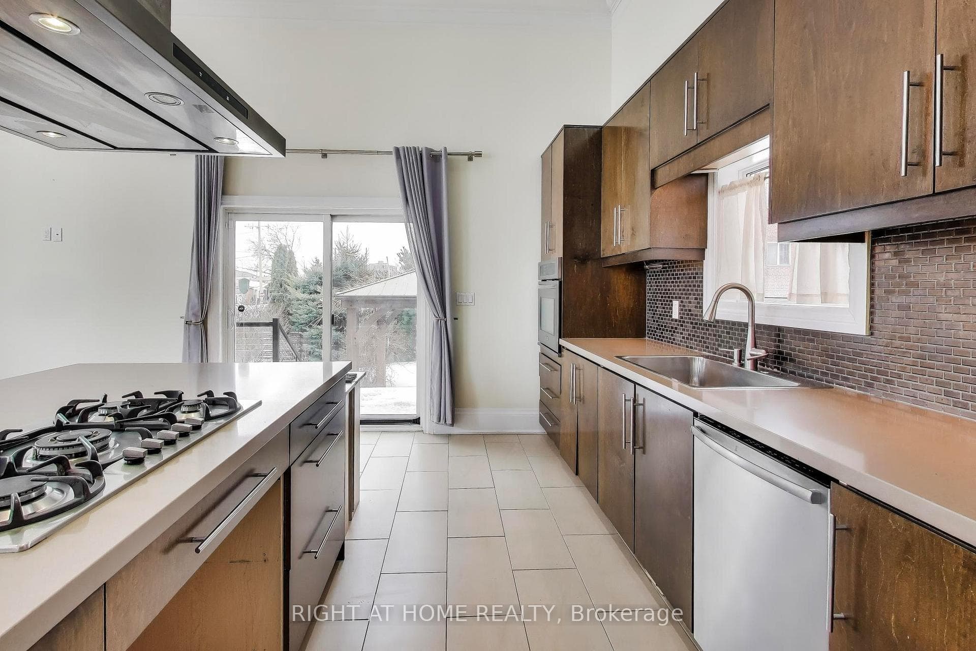 1090 Westmount Avenue photo 9
