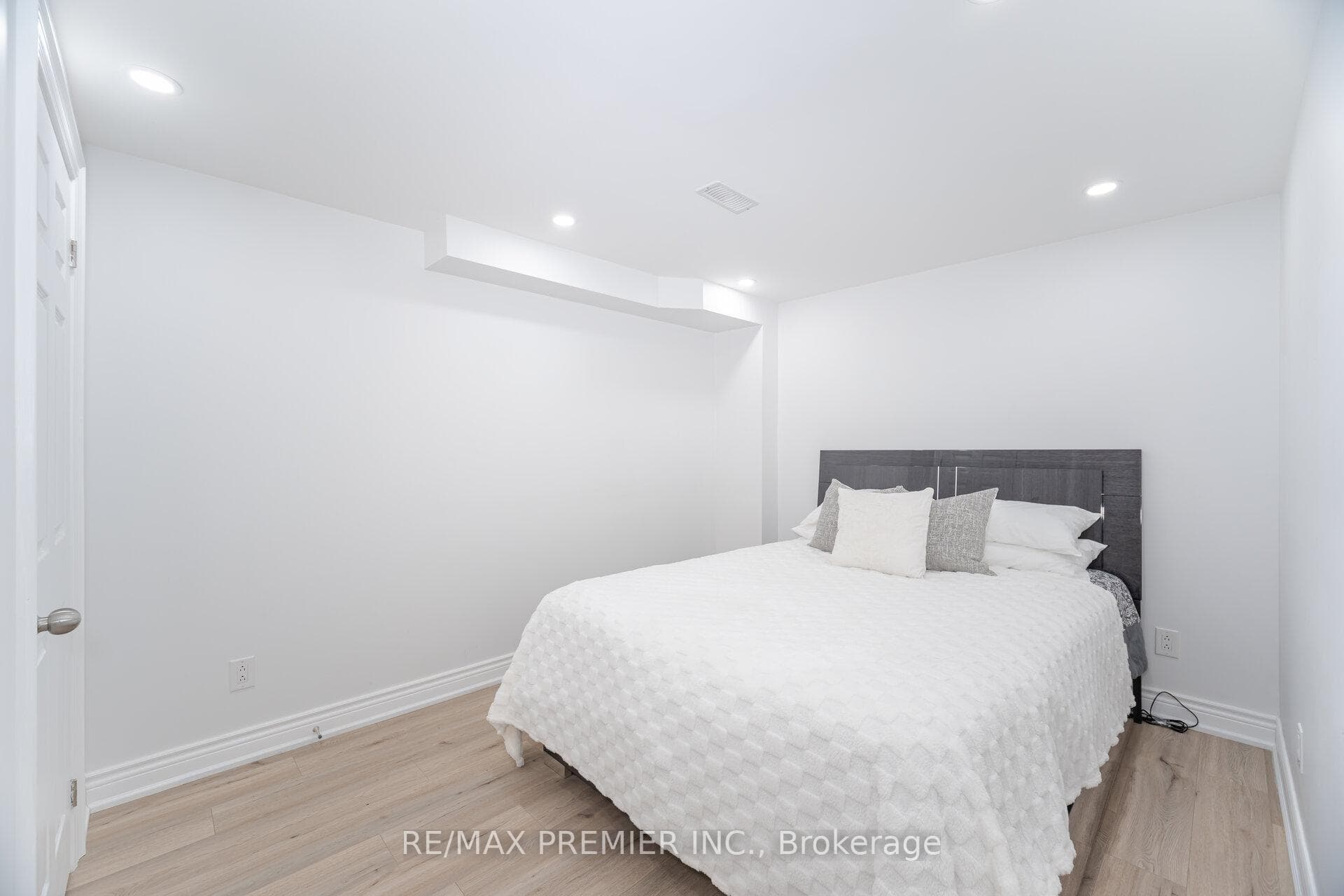 203 Sutherland Avenue photo 37