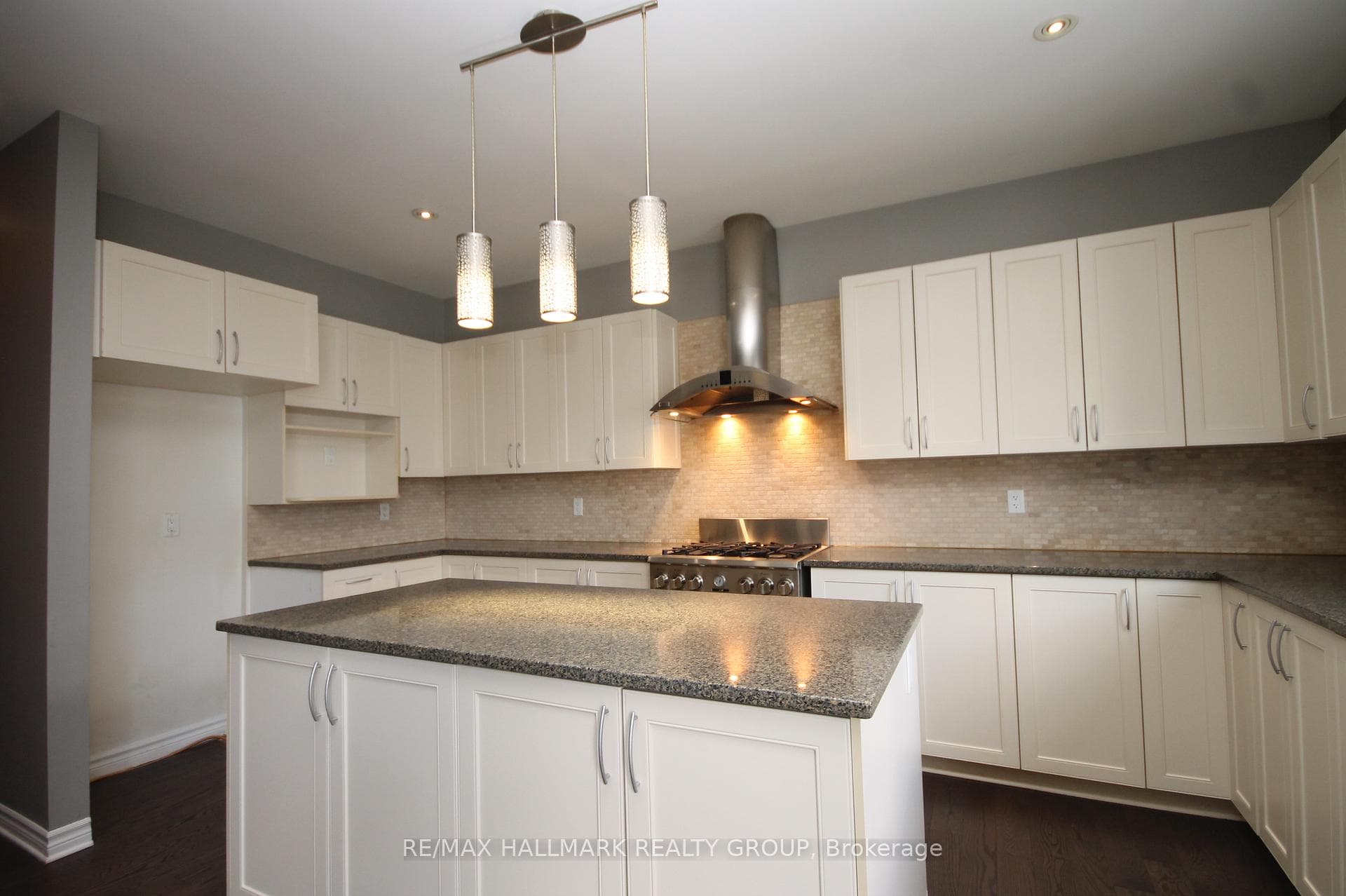 322 FAIRLAKES Way photo 11