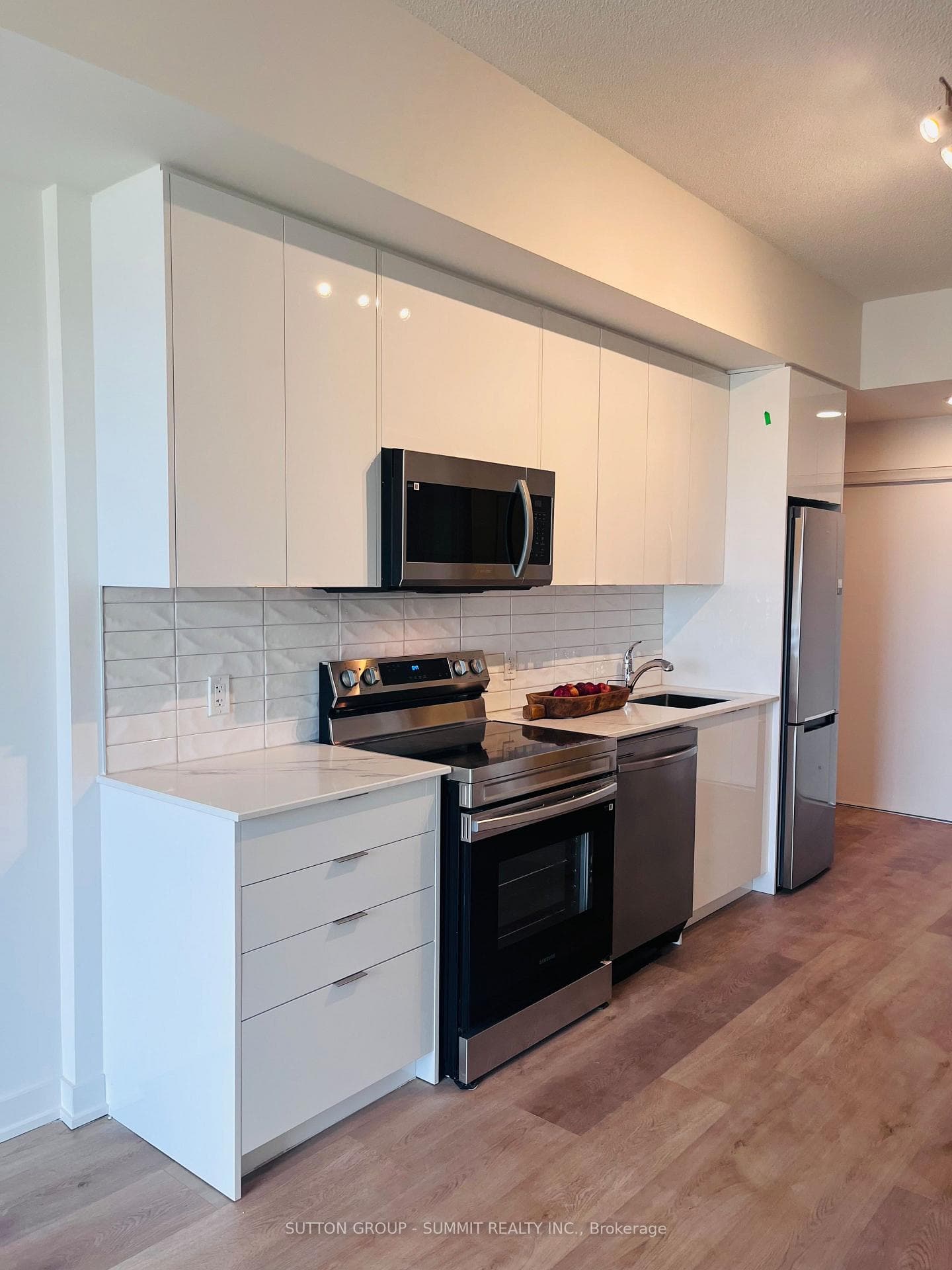 33 ERIE Avenue Unit 402 photo 9