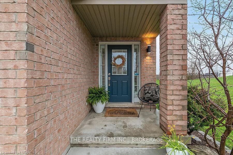 474 BRONCO Crescent photo 3