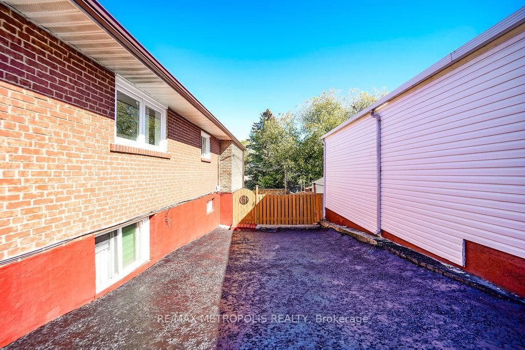 575 Bellamy Road photo 4