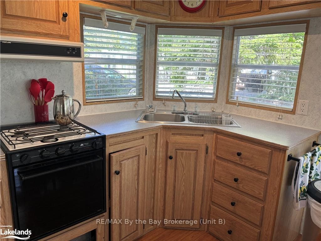 85 THEME PARK Drive Unit 268 photo 10