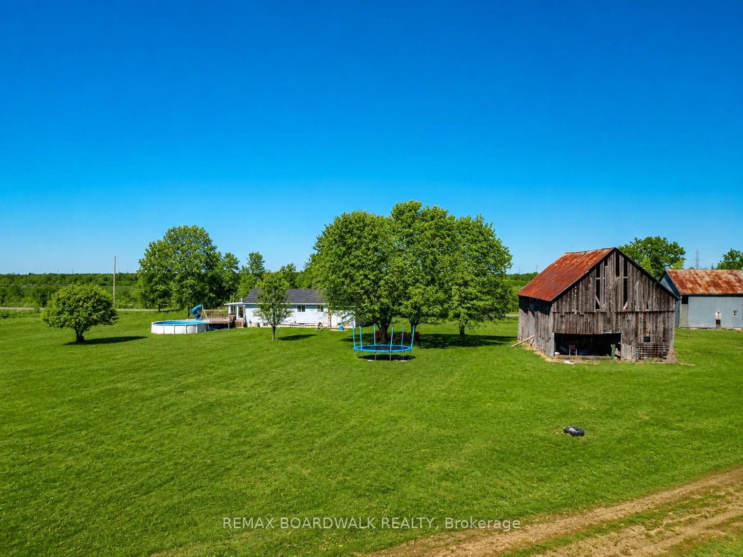 885 Townline Road photo 8