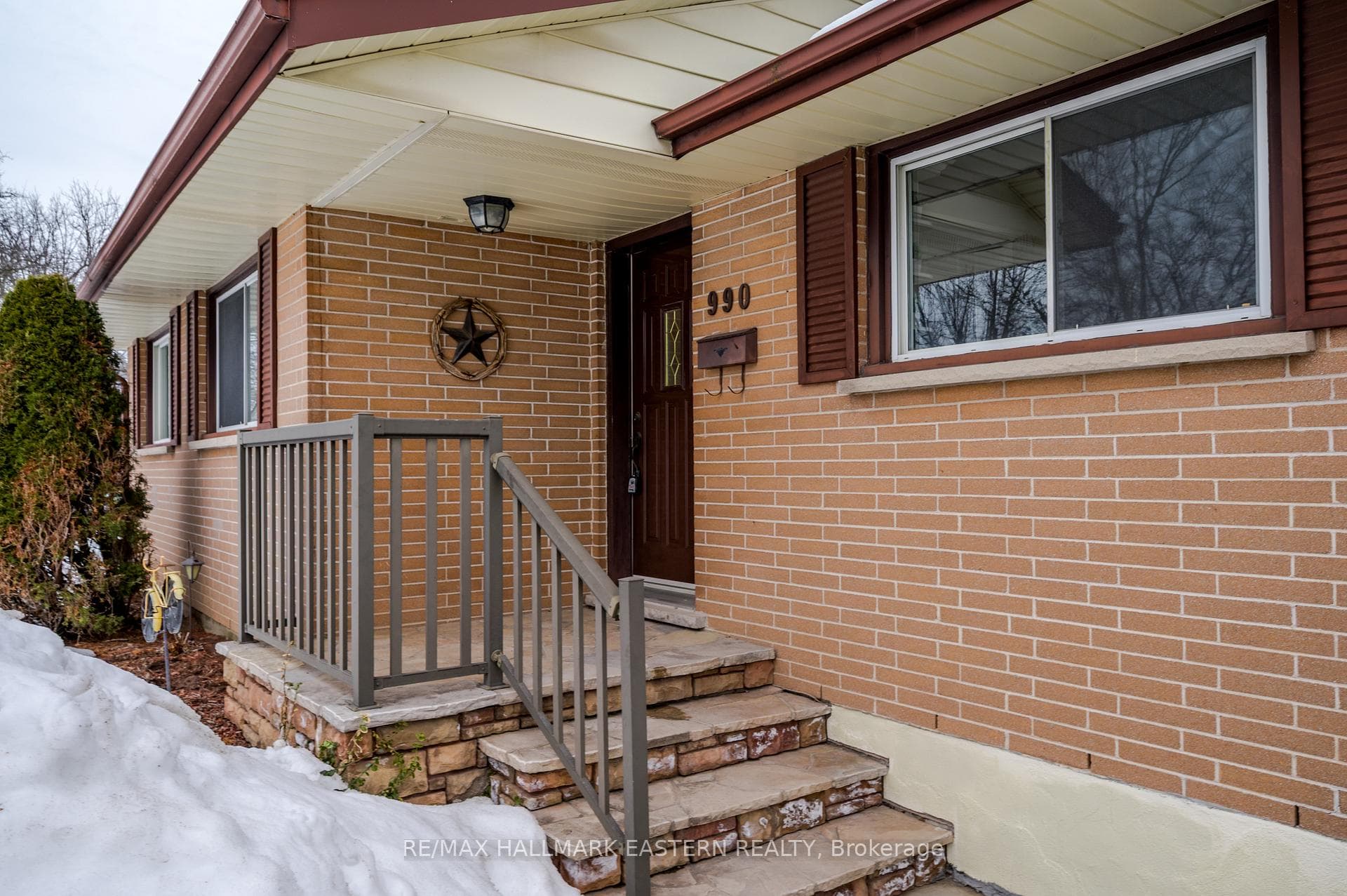 990 Oriole Crescent photo 3