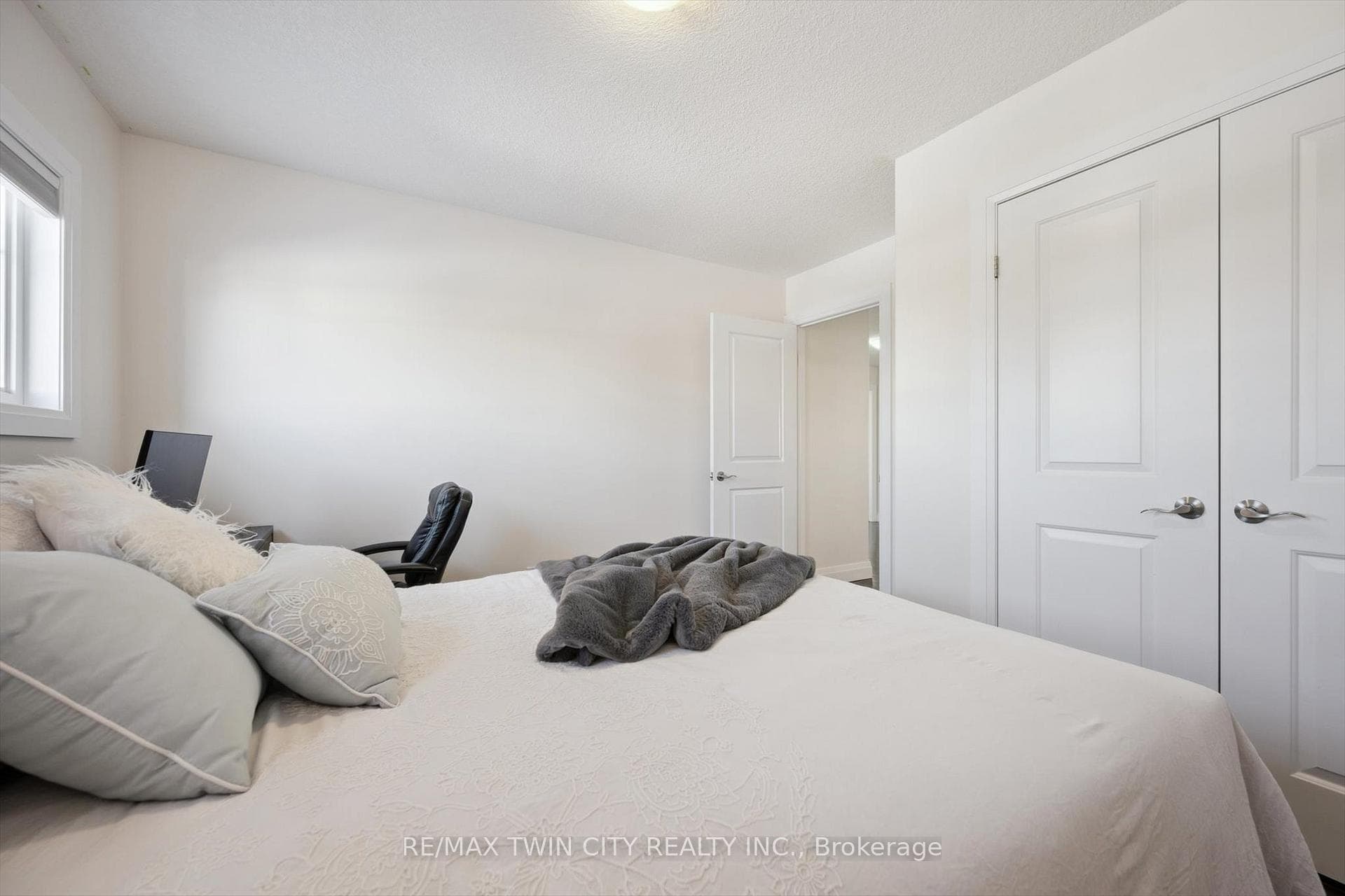 556 Netherwood Crescent photo 24