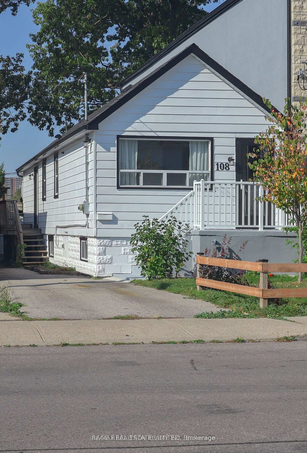 108 Leyton Avenue Unit Lower photo 1