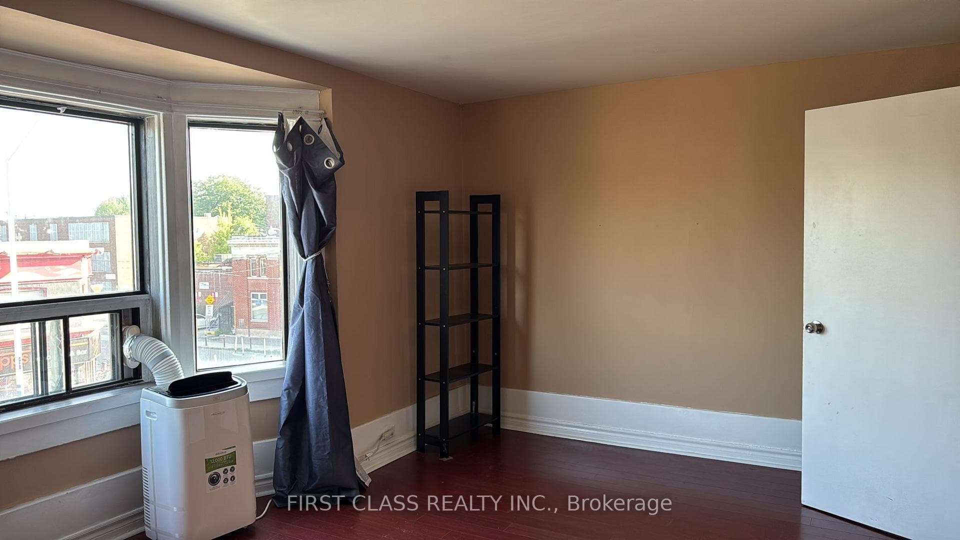 572 Danforth Ave, Avenue Unit 3rd photo 2