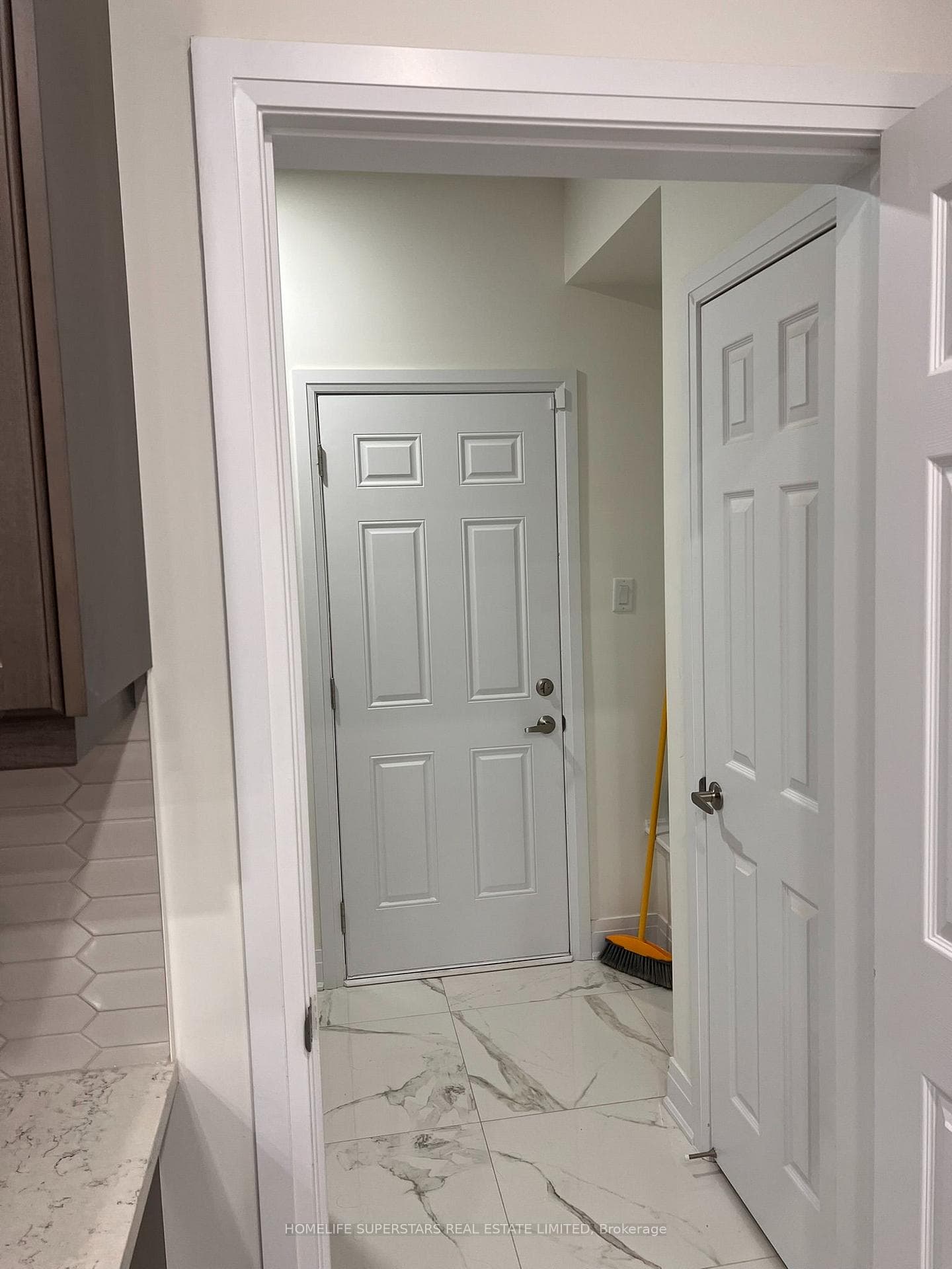 188 AVIRON Crescent photo 13