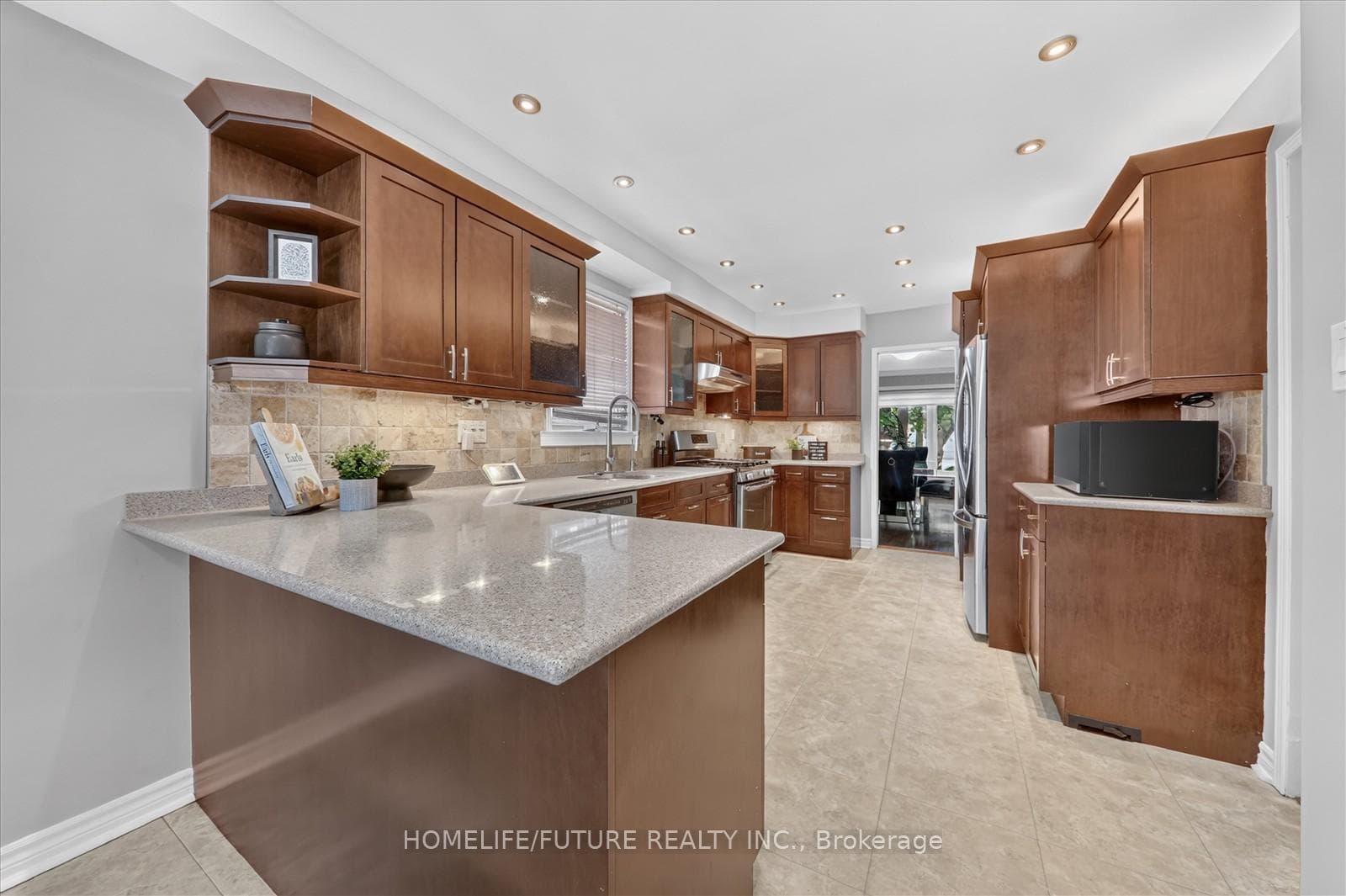 1580 Heathside Crescent photo 11
