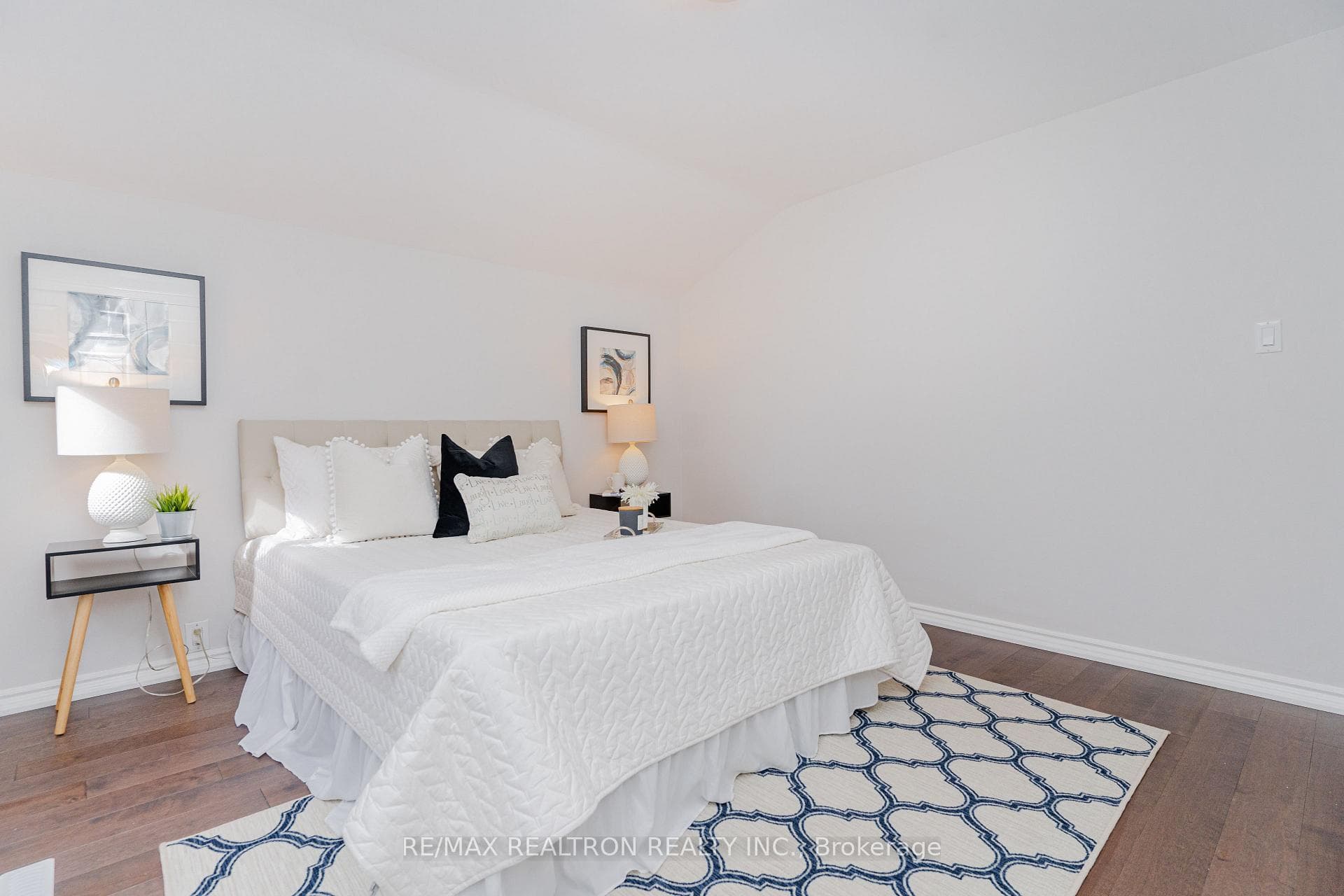 27 Cartier Crescent photo 12