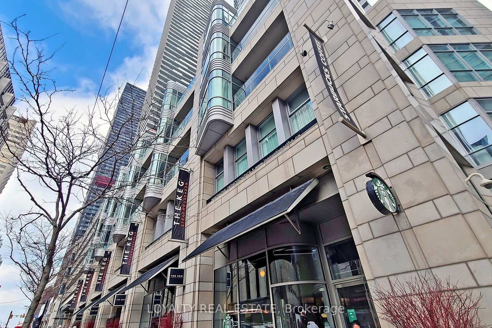 2221 Yonge Street Unit 1705 photo 4