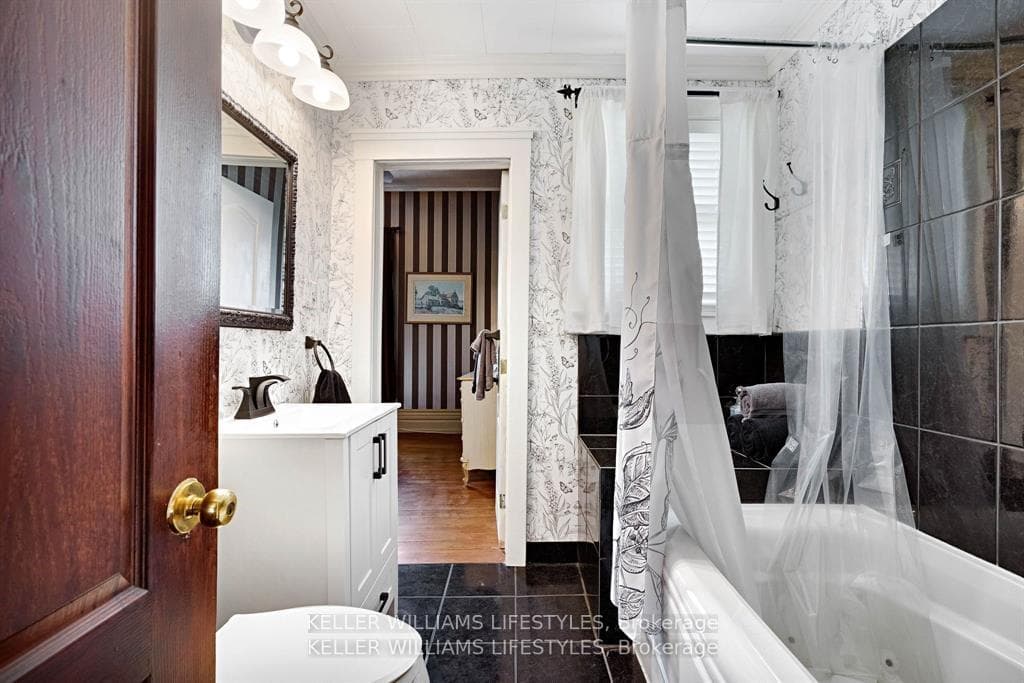 Main Floor 4-Piece Bathroom