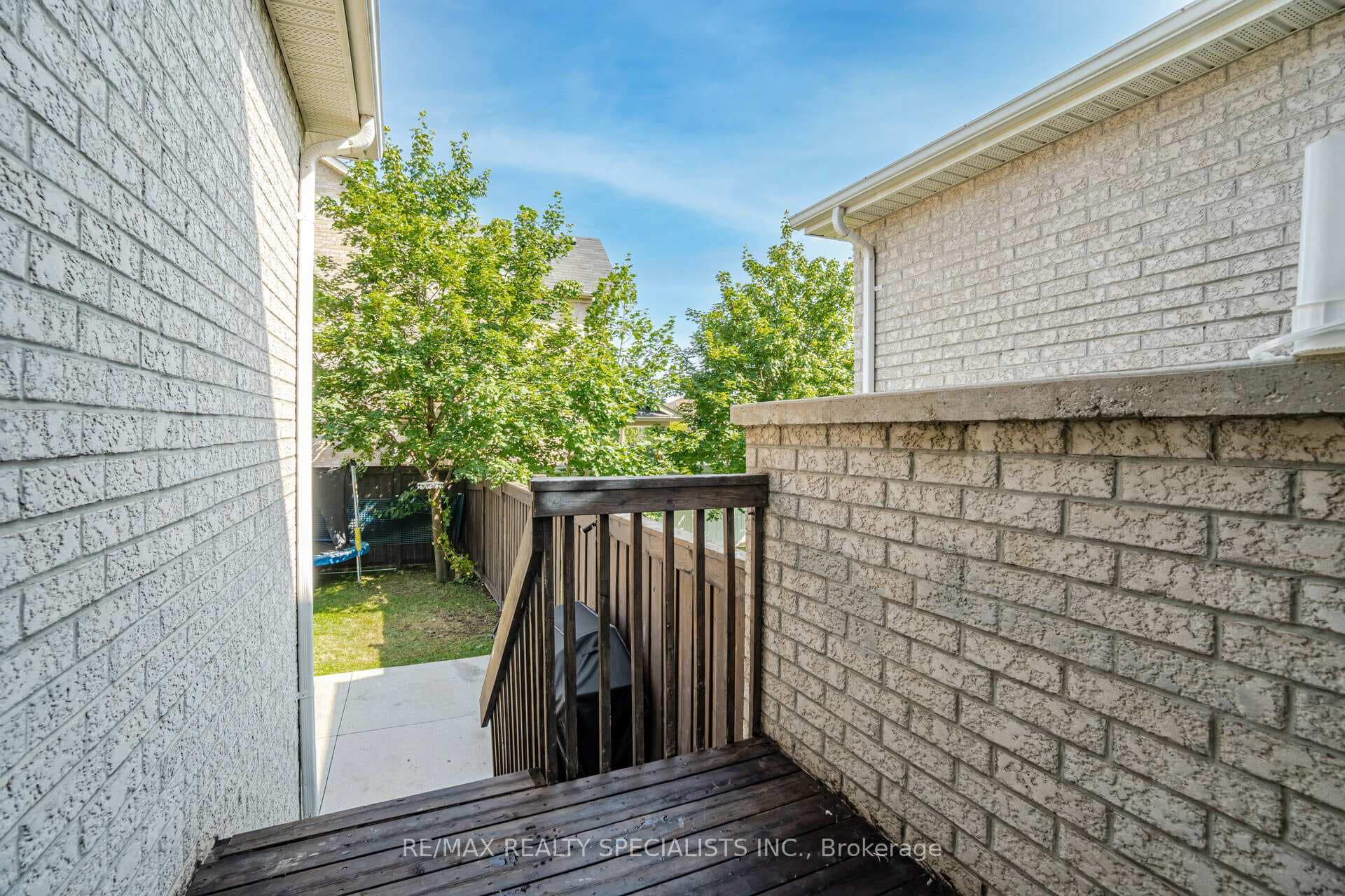 35 Gower Crescent photo 35