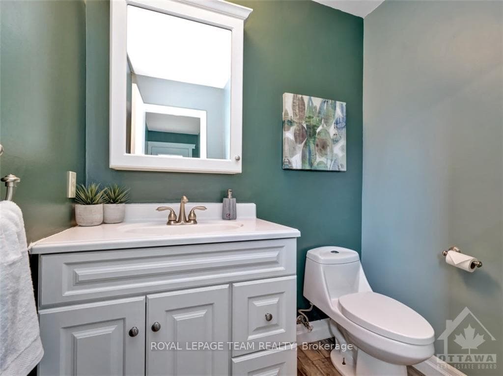 1690 SAXONY Crescent photo 18